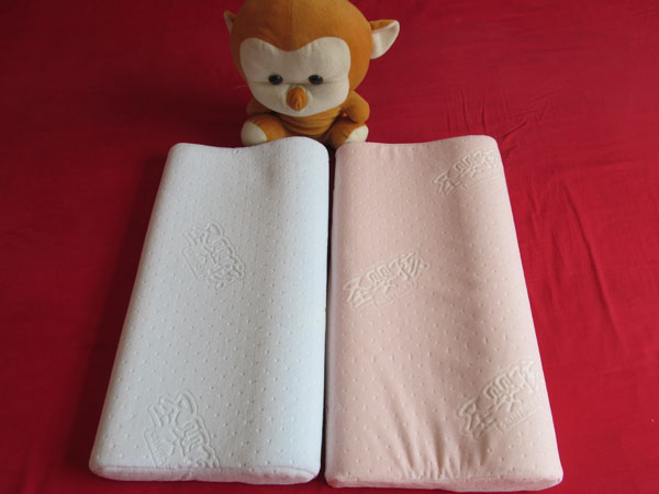 圣嬰孩天鵝絨枕頭