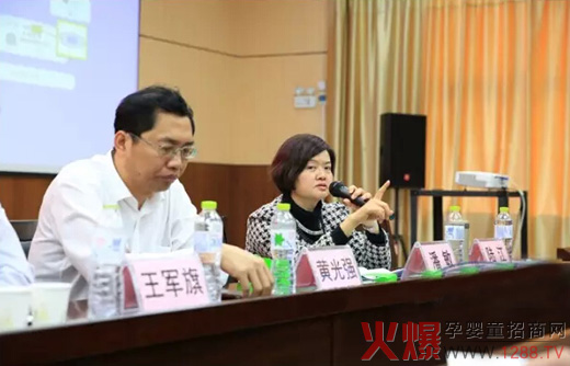 高級(jí)營(yíng)養(yǎng)師潘敏女士現(xiàn)場(chǎng)為經(jīng)銷商解答問(wèn)題