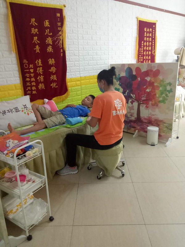 茁壯成長(zhǎng)小兒推拿進(jìn)行中.jpg 茁壯成長(zhǎng)小兒推拿進(jìn)行中.jpg