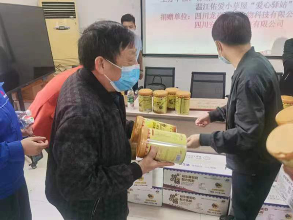 統(tǒng)暢駝奶愛心公益行動(dòng) (3).jpg 統(tǒng)暢駝奶愛心公益行動(dòng) (3).jpg