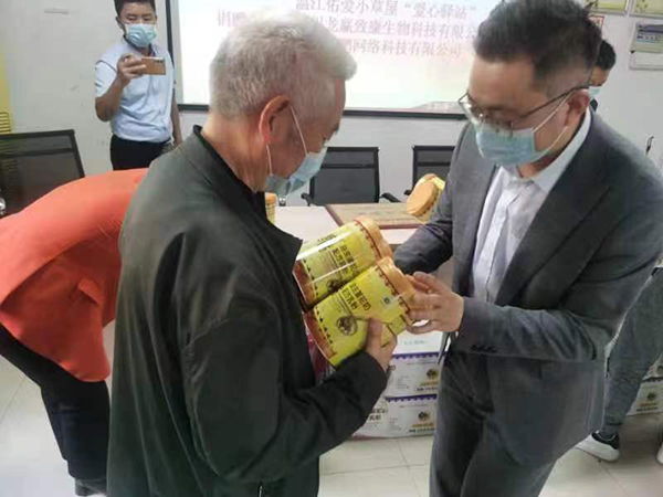 統(tǒng)暢駝奶愛心公益行動(dòng) (5).jpg 統(tǒng)暢駝奶愛心公益行動(dòng) (5).jpg