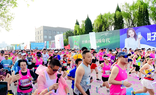 雅泰朵恩酷跑團(tuán)助力“楊馬”激情開(kāi)跑 (8).jpg 雅泰朵恩酷跑團(tuán)助力“楊馬”激情開(kāi)跑 (8).jpg