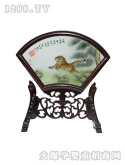 С���A�M(m��n)�@��ɫ̥ë�C