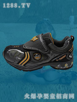 ���ٺ�ɫ�r���\��Ь