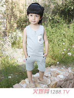 ���c�neͯ��Ů�����ļ����b�{ɫ